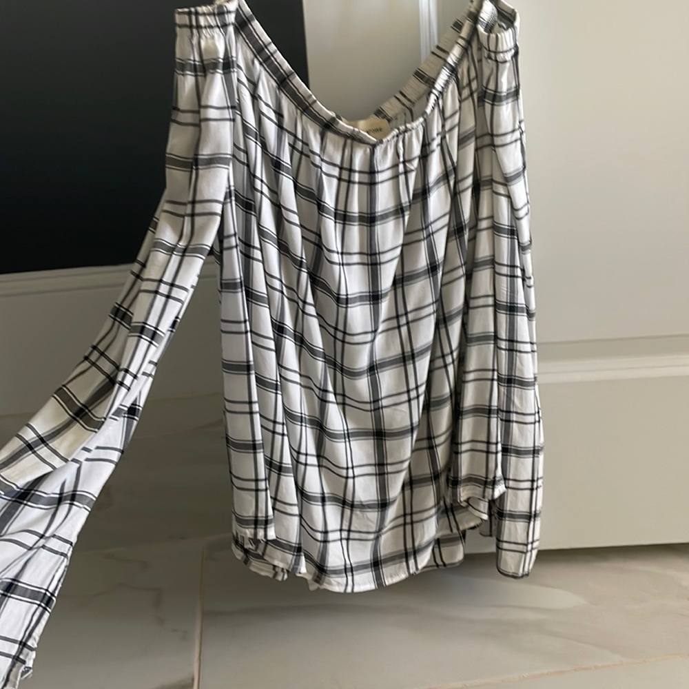 Cloth & Stone off the shoulder top with bell style sleeves.